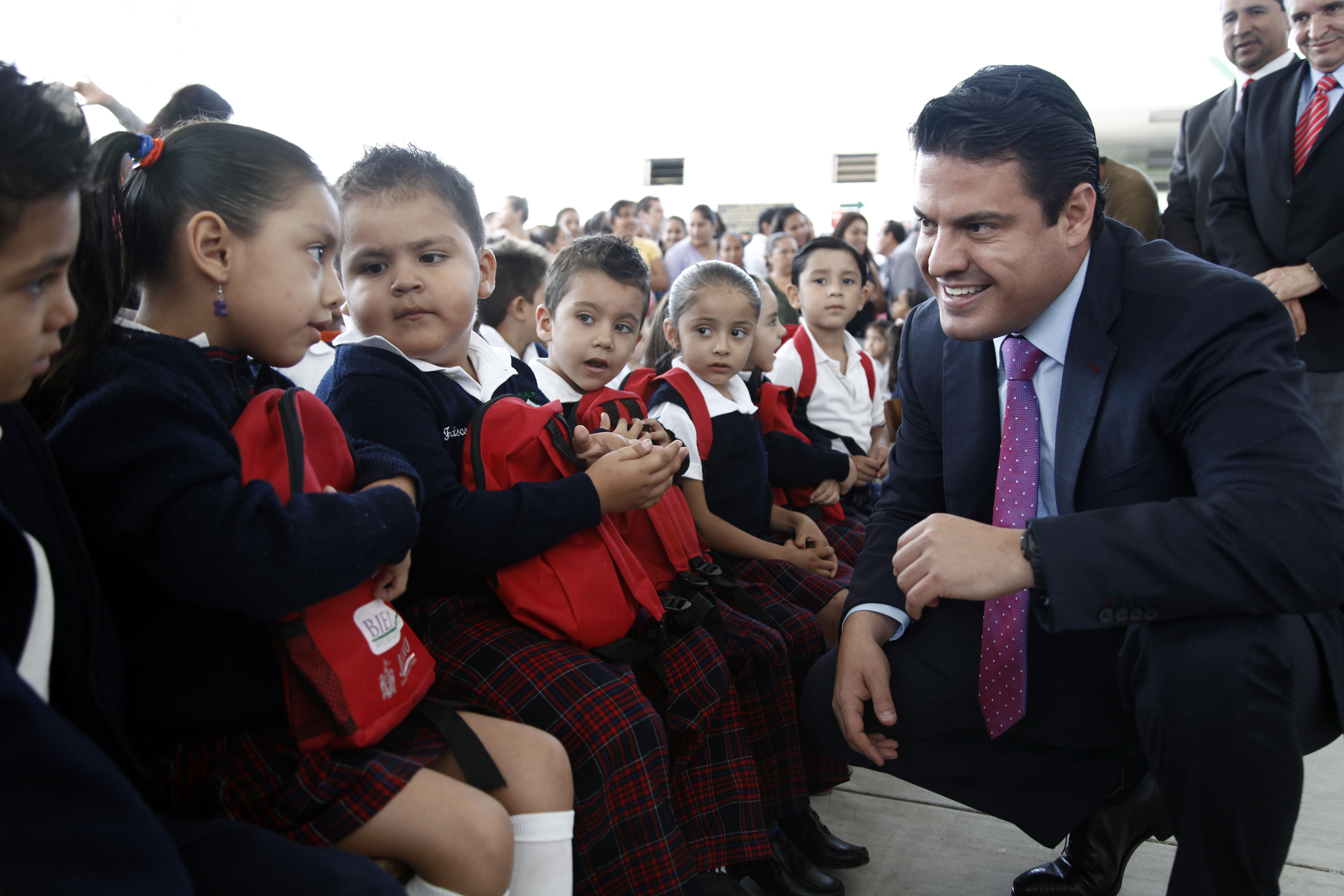 Entrega el Gobernador del Estado los útiles gratuitos en las escuelas