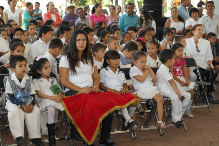 Imagen alusiva a la nota Reciben mobiliario escolar escuelas de La Huerta, Villa Purificación y Casimiro Castillo