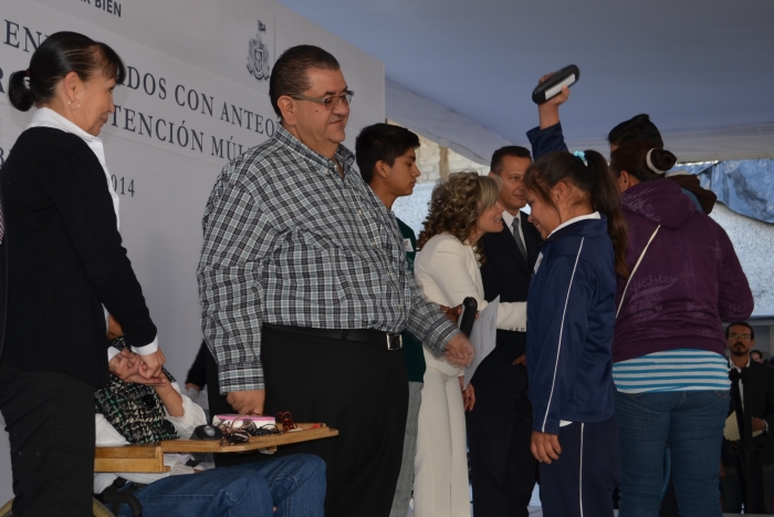 Imagen alusiva a la nota Entrega la SE equipos de cómputo a CAM y anteojos a alumnos de educación