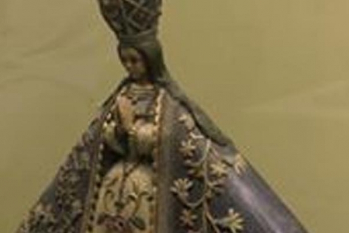 Fotografía de la virgen de talpa. Figura de porcelana con vestimentas en color azul y bordados color oro