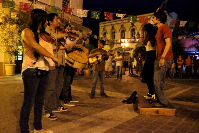 Imagen alusiva a la nota Bailan y cantan al ritmo del mariachi en las Nueve Esquinas
