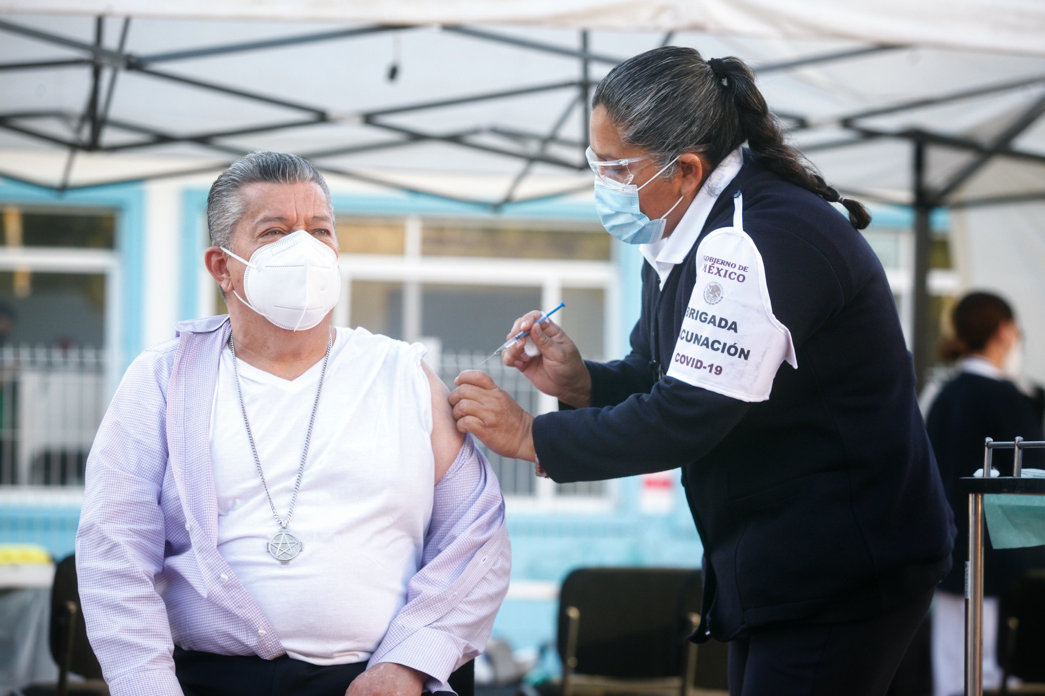 Arranca aplicación de segunda dosis de vacuna a personal de salud en  primera línea de atención a pacientes COVID-19 | Gobierno del Estado de  Jalisco